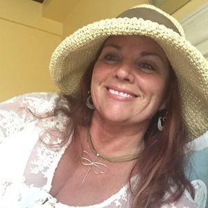 Meet your Posher, Debbie